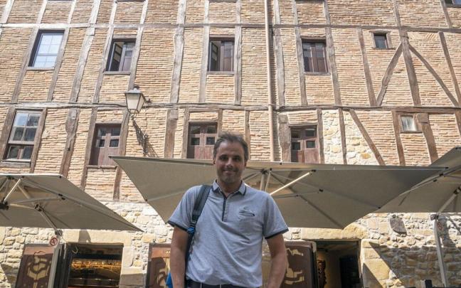 El arquitecto Unai Gamboa, junto al edificio del bar 1813, en 31 de Agosto junto a la plaza de la Trinidad