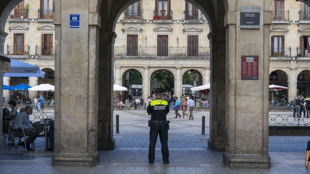 Un agente vigila en la Plaza España.