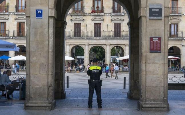 Un agente vigila en la Plaza España.