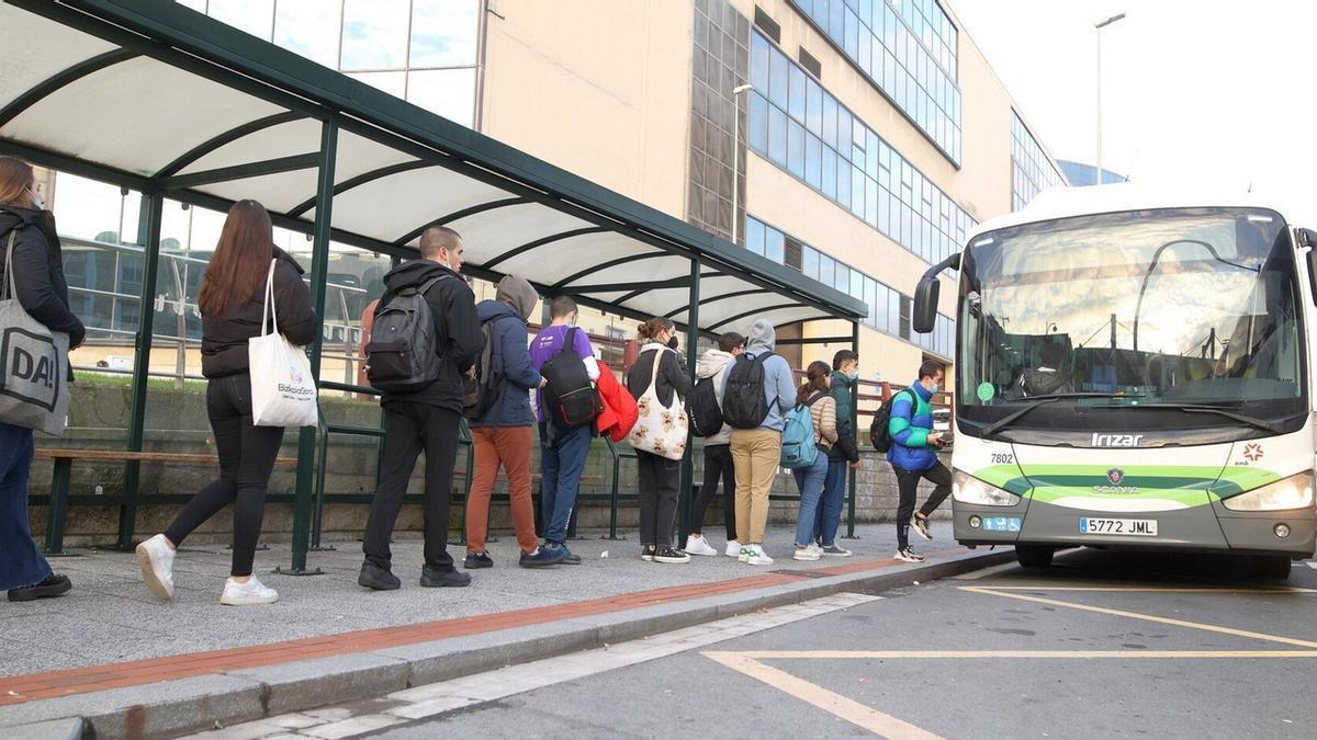 Estudiantes, haciendo cola para entrar al bus que los lleva desde Bilbao hasta el campus de la UPV/EHU en Leioa.