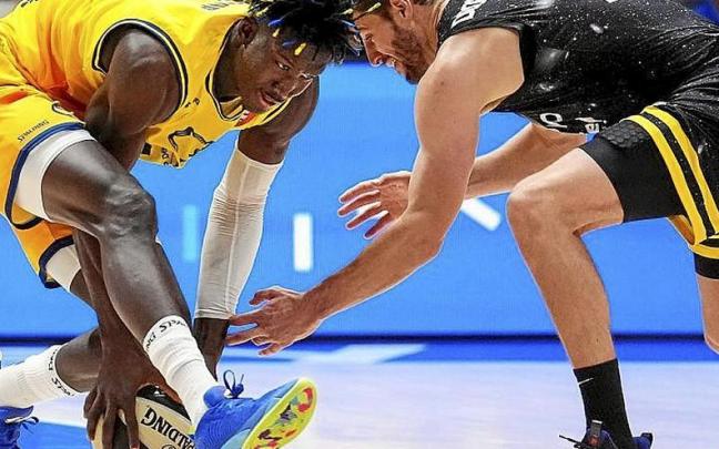 Diop y Doornekamp buscan un bal&oacute;n suelto en el partido de ayer.