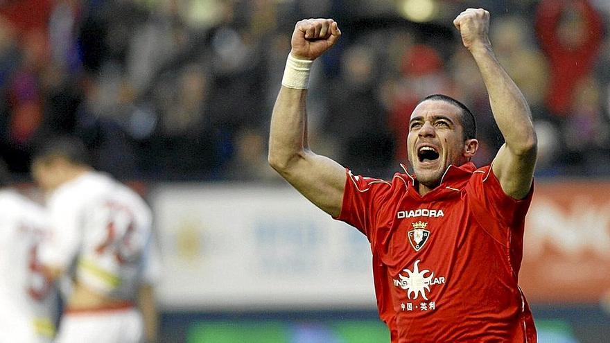 Pandiani celebra el 1-0 de Osasuna contra el Mallorca en El Sadar de la temporada 2008-2009.