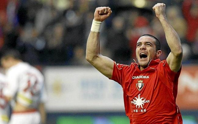 Pandiani celebra el 1-0 de Osasuna contra el Mallorca en El Sadar de la temporada 2008-2009.