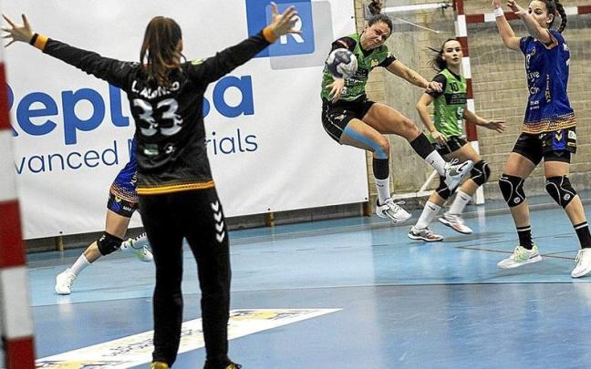 Paula Garcia Locay lanza en escorzo a la portería defendida por Lucía Alonso.