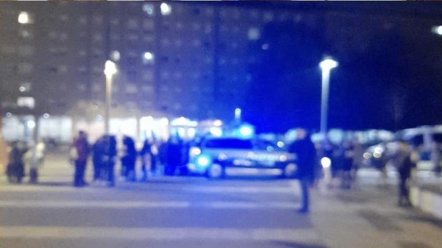 Un furg&oacute;n de la Polic&iacute;a Municipal en el lugar de los hechos.