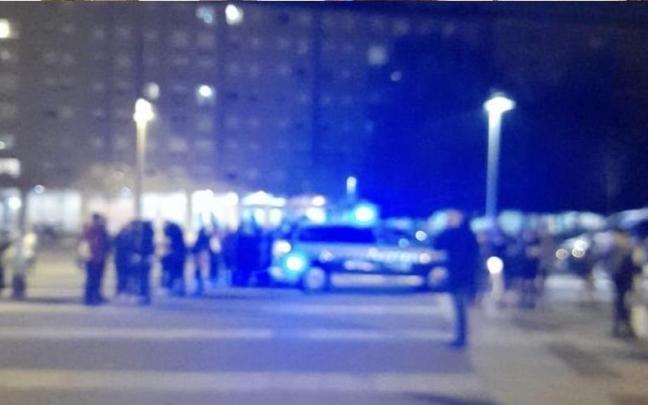 Un furg&oacute;n de la Polic&iacute;a Municipal en el lugar de los hechos.