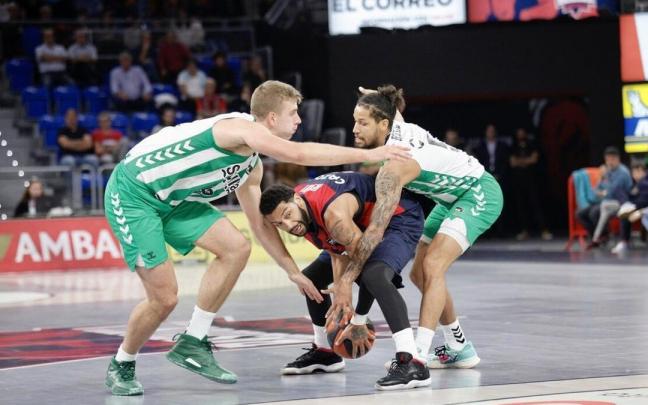 Henry, presionado por Gerun y Hill, protege el balón durante el duelo contra el Betis