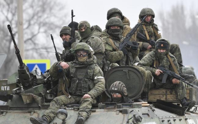 Militares rusos en el norte de la península de Crimea. Militares rusos en el norte de la península de Crimea.