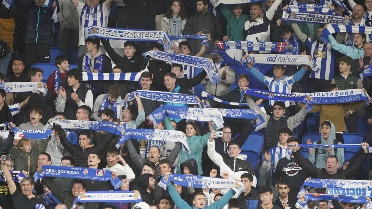 Aficionados realistas animan al equipo txuri-urdin durante un partido de la presente temporada.