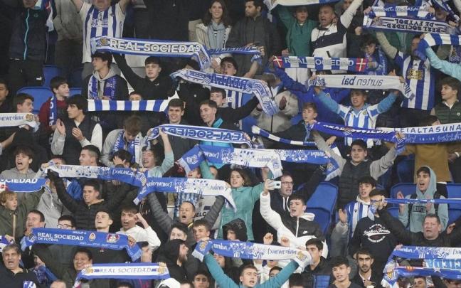 Aficionados realistas animan al equipo txuri-urdin durante un partido de la presente temporada.
