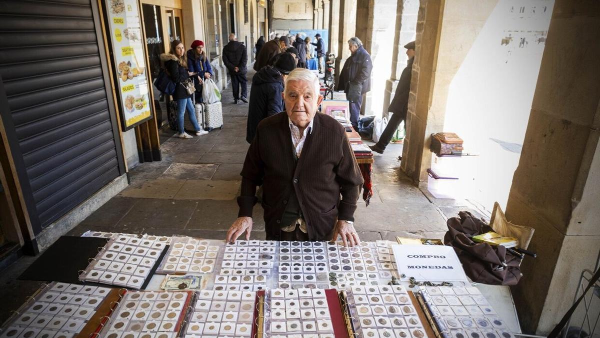 Clemente Belinchón, que a sus 89 años va todos los sábados con sus monedas a la Plaza del Castillo
