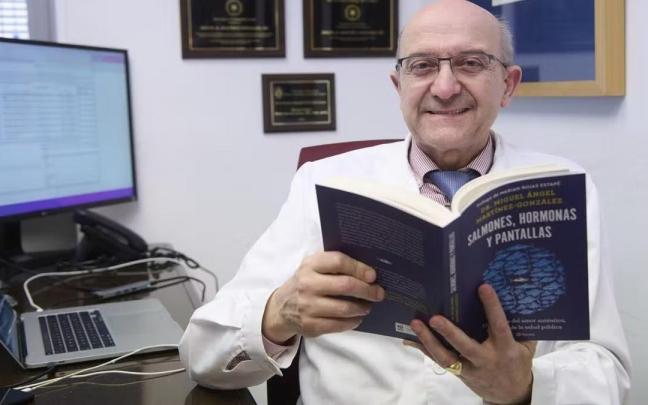 El doctor Miguel Ángel Martínez, con un ejemplar del libro 'Salmones, hormonas y pantallas'. El doctor Miguel Ángel Martínez, con un ejemplar del libro 'Salmones, hormonas y pantallas'.