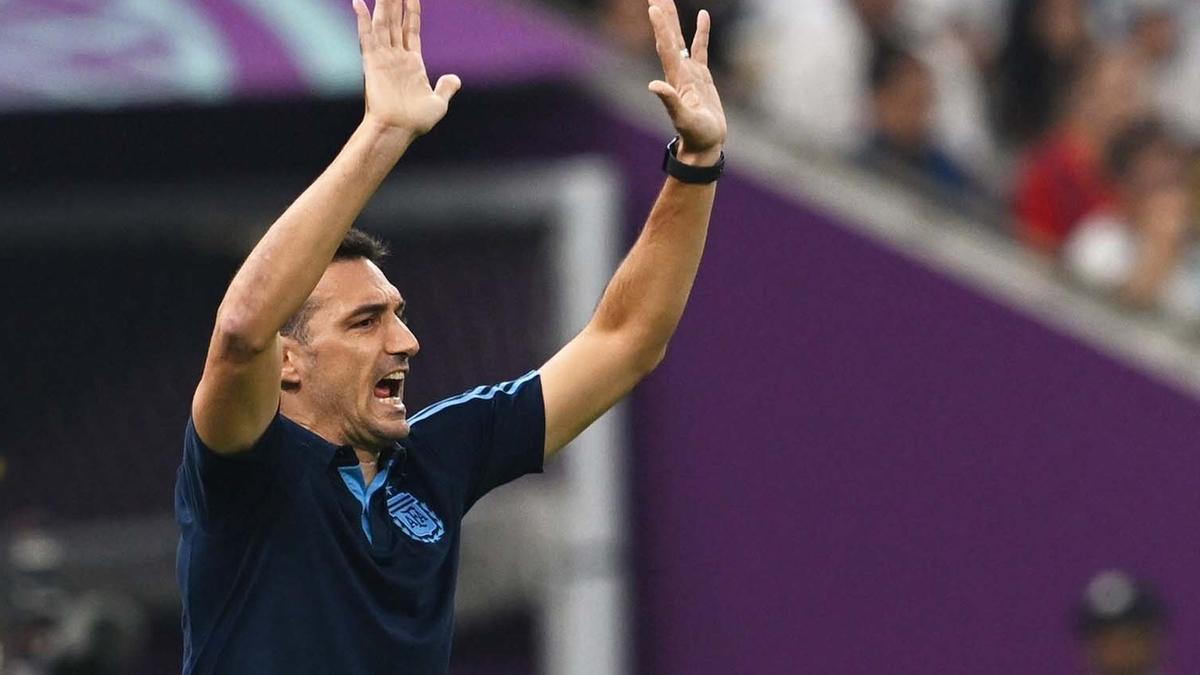 Scaloni se dirige a sus jugadores desde la banda durante el presente Mundial de Catar.