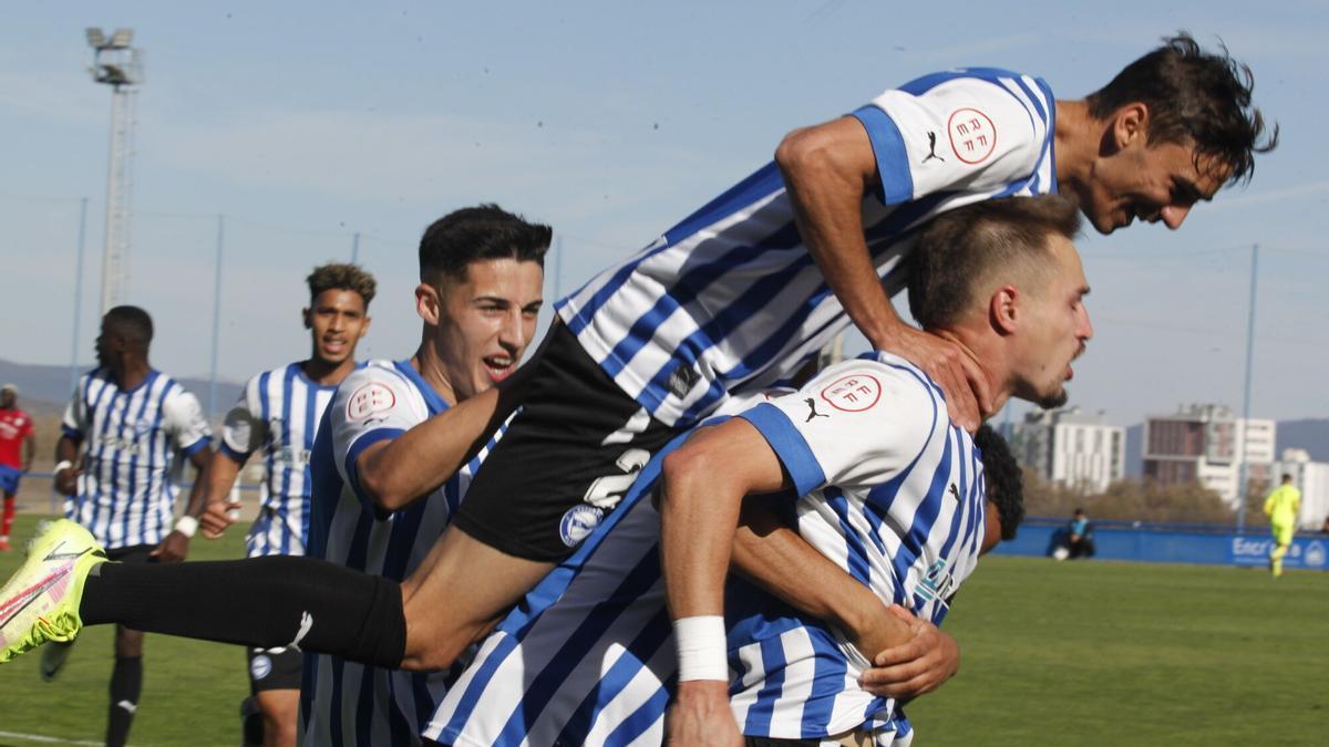 El Alavés B se impuso ayer por 3-1 al Tarazona en un partido marcado por la expulsión de un jugador visitante.