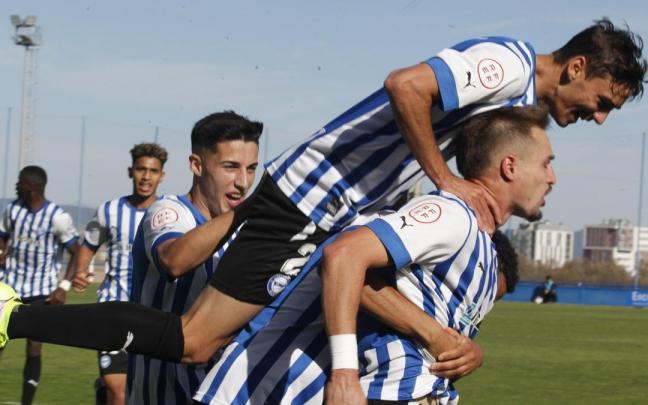 El Alavés B se impuso ayer por 3-1 al Tarazona en un partido marcado por la expulsión de un jugador visitante. El Alavés B se impuso ayer por 3-1 al Tarazona en un partido marcado por la expulsión de un jugador visitante.
