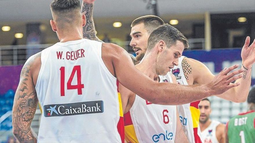 Jugadores de la selección celebrando una canasta en el partido ante Bulgaria.