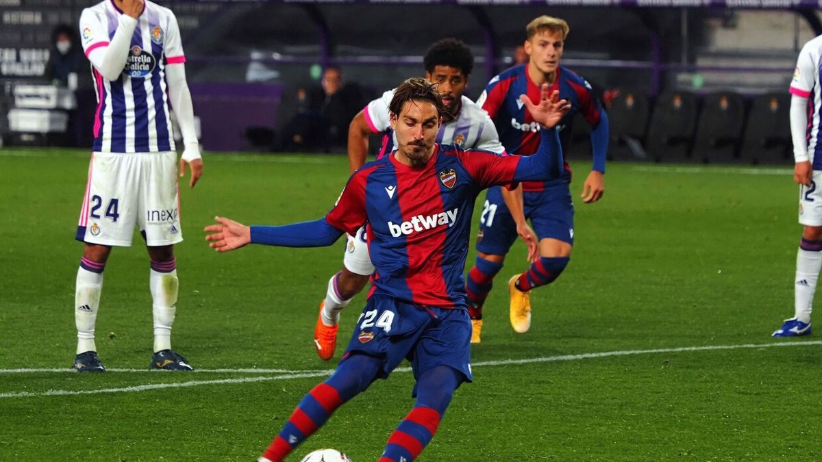 El centrocampista del Levante José Campaña marca de penalti ante el Valladolid, durante el partido de Liga en Primera División de la temporada 2020/2021