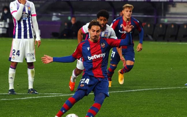 El centrocampista del Levante José Campaña marca de penalti ante el Valladolid, durante el partido de Liga en Primera División de la temporada 2020/2021 El centrocampista del Levante José Campaña marca de penalti ante el Valladolid, durante el partido de Liga en Primera División de la temporada 2020/2021