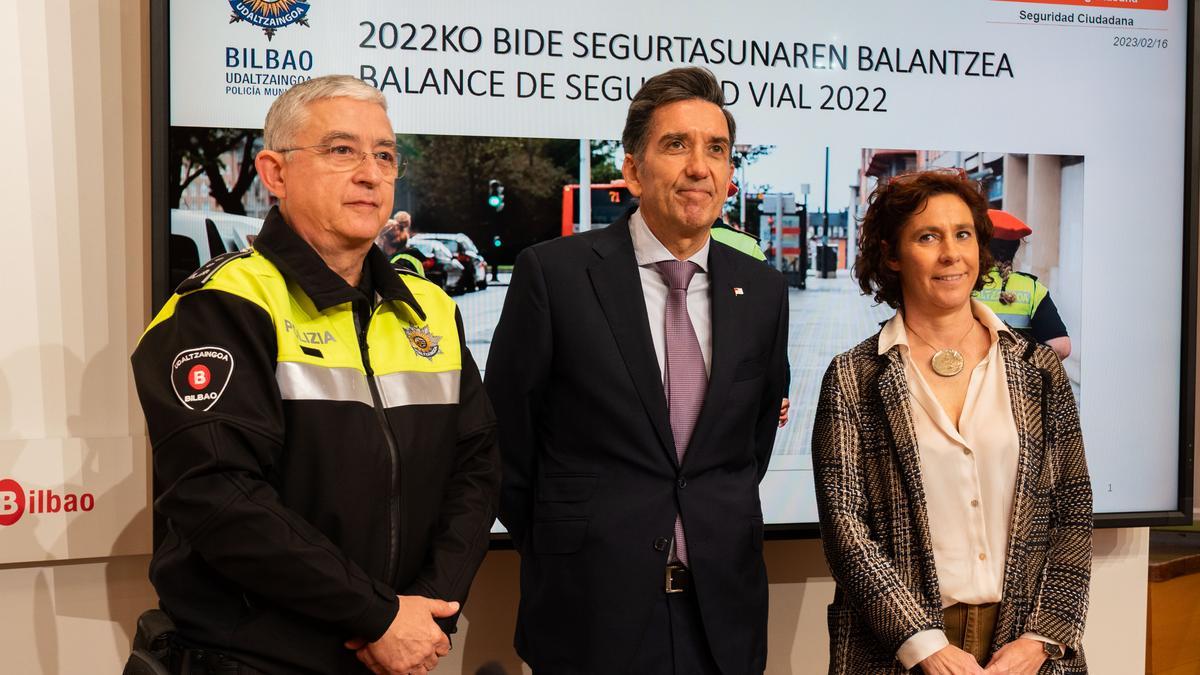 El jefe de la división de Seguridad Vial, Jose Julio González Zamanillo, el nuevo director de la Policía Municipal, Iñañi Elizalde, y la edil de Seguridad, Amaia Agirre, en la presentación de esta mañana