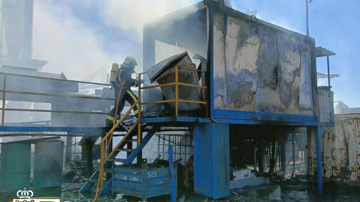 Un bombero trabaja en la extinción