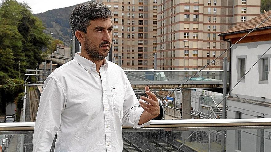 El portavoz jeltzale en el consistorio armero, Josu Mendicute, en la estación de tren de Eibar. | FOTO: N.G.