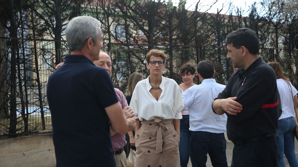 La Presidenta Chivite, durante su visita a Arguedas y Valtierra, afectadas por el incendio iniciado el pasado sábado.