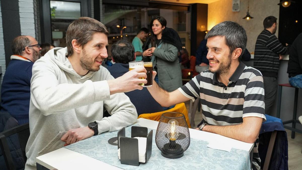 Gran éxito en la inauguración de Birrak, un nuevo bar en Vitoria con cervezas muy especiales para consumir o llevar