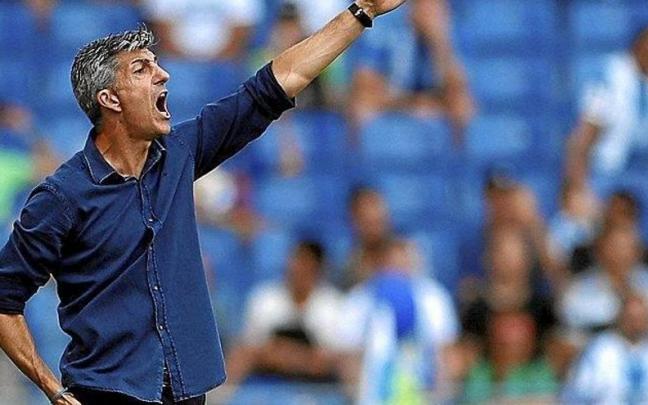 Imanol Alguacil, dando instrucciones desde la banda.