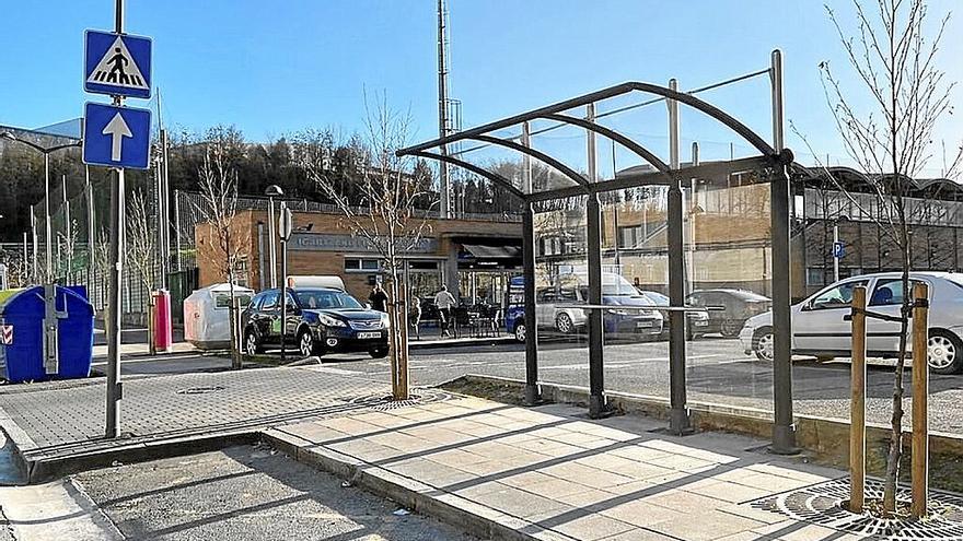 Nueva marquesina de la parada de autobús del campo de fútbol de Igartza. | FOTO: N.G.