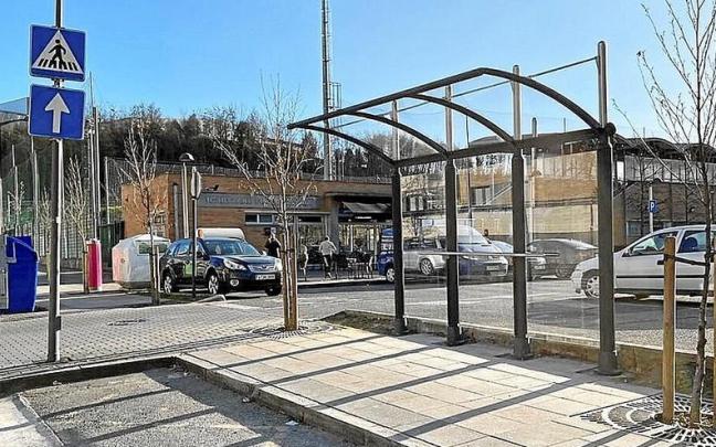 Nueva marquesina de la parada de autob&uacute;s del campo de f&uacute;tbol de Igartza. | FOTO: N.G.