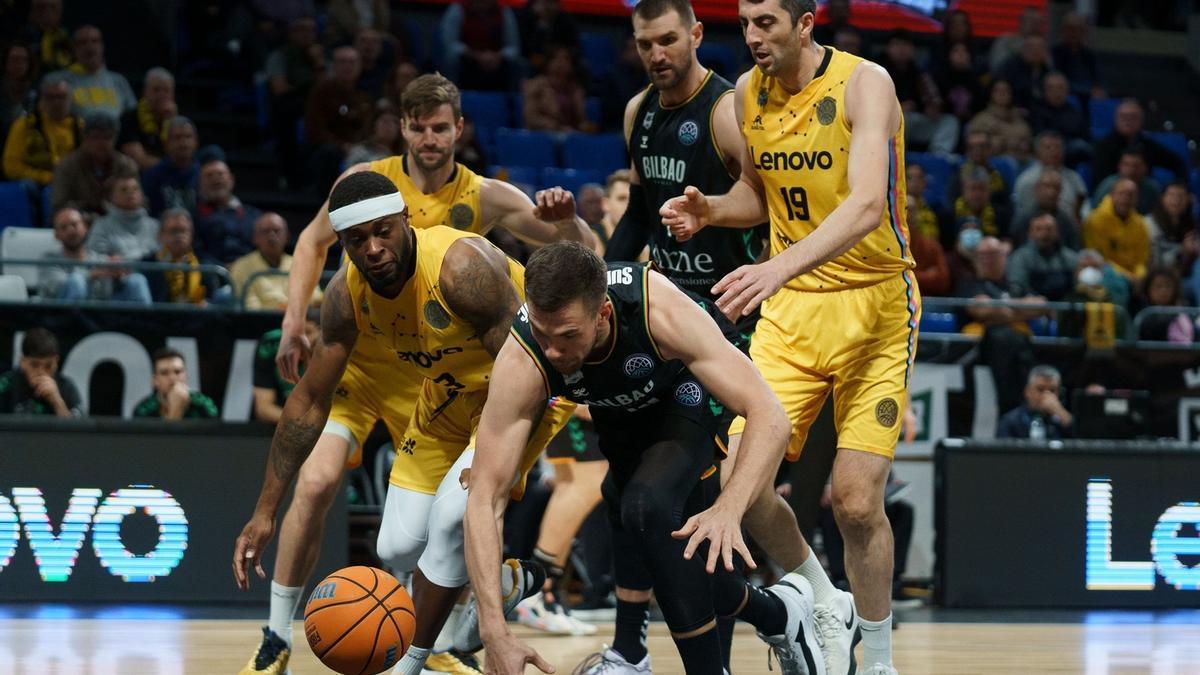 Emir Sulejmanovic y Elgin Cook luchan por un balón sin dueño en el encuentro de ayer en Tenerife