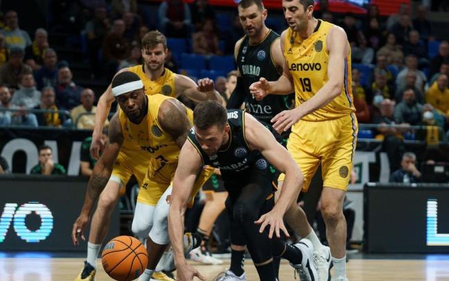 Emir Sulejmanovic y Elgin Cook luchan por un balón sin dueño en el encuentro de ayer en Tenerife Emir Sulejmanovic y Elgin Cook luchan por un balón sin dueño en el encuentro de ayer en Tenerife