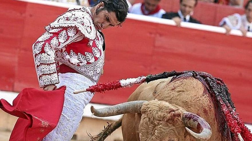 Morante, de blanco y grana: buena faena y oreja. FOTO: JAVIER BERGASA