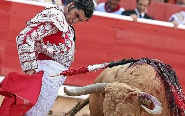 Morante, de blanco y grana: buena faena y oreja. FOTO: JAVIER BERGASA