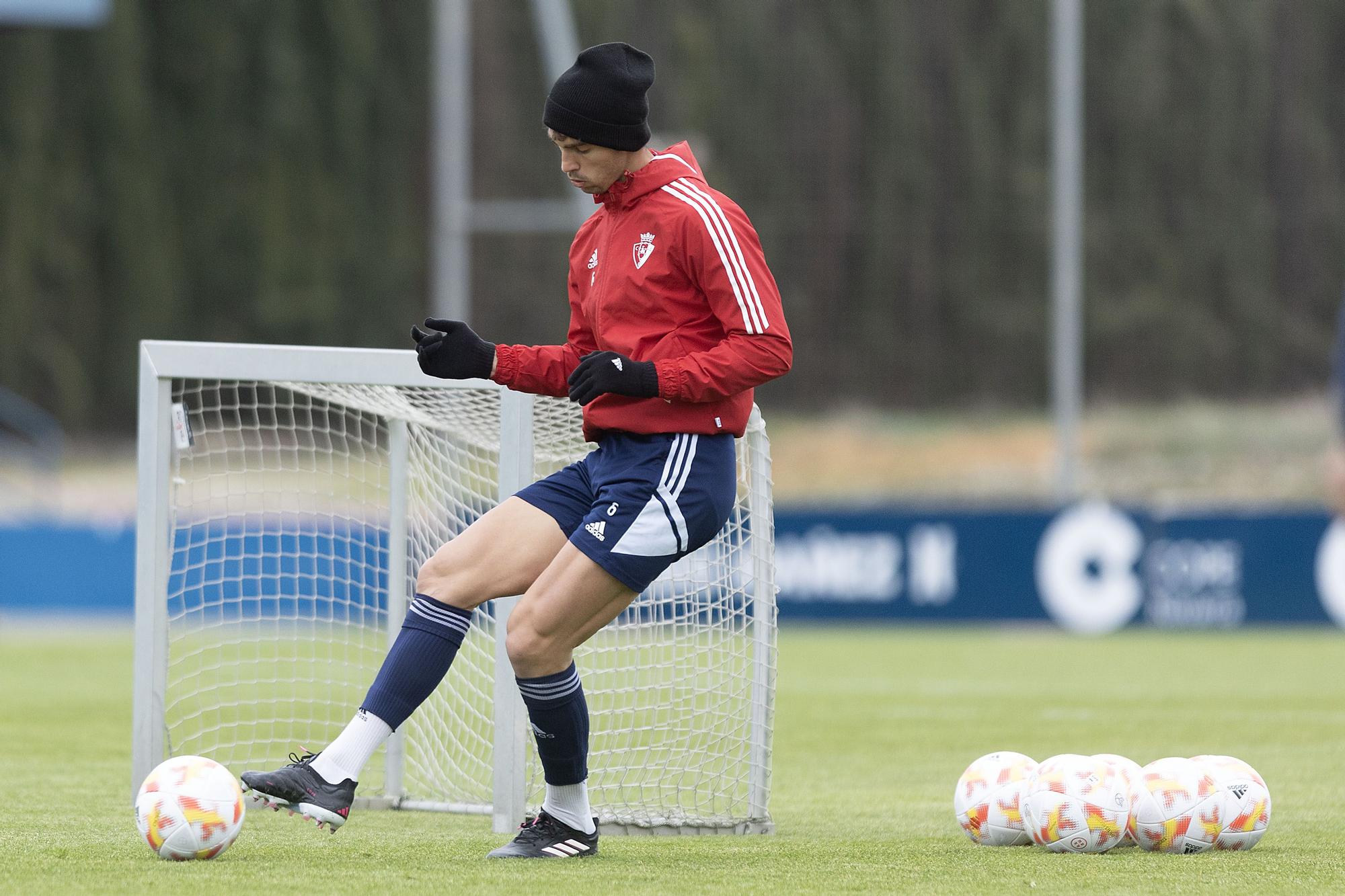 Lucas Torró, protegido del frío este martes por la mañana en Tajonar.