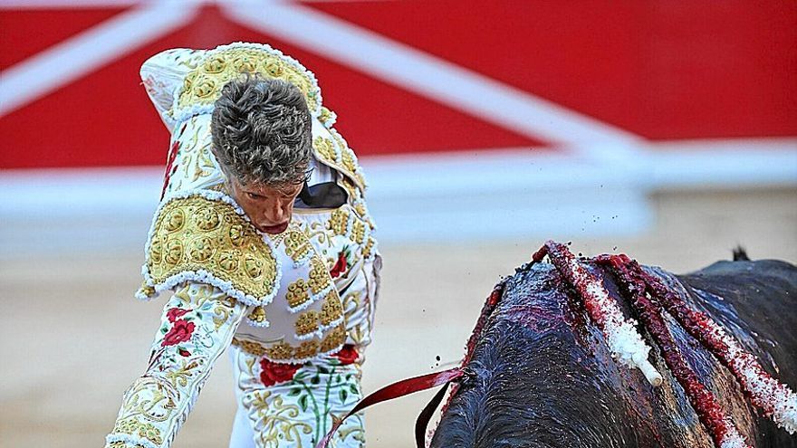 Toreo en redondo de Manuel Escribano, que mereció llevarse una oreja de ‘Pueblerino’, un toro bravo y de gran y humillada calidad.