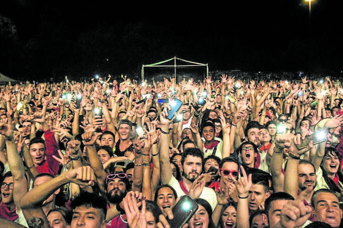 Asistentes al concierto de Ayax y Prok celebrado en los Sanfermines de 2019