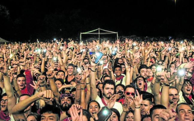 Asistentes al concierto de Ayax y Prok celebrado en los Sanfermines de 2019