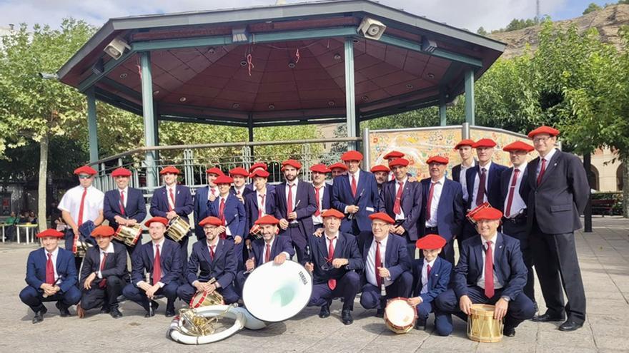 Los gaiteros que participaron en la celebración del aniversario posan tras las dianas