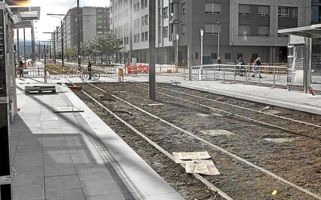 Parada de La Uni&oacute;n, en el coraz&oacute;n del barrio de Salburua, ayer por la ma&ntilde;ana. | FOTO: PILAR BARCO