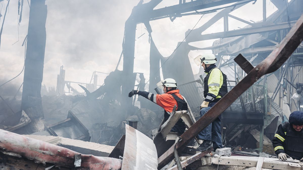 Bomberos trabajan en los escombros de un edificio destruido en Donetsk.
