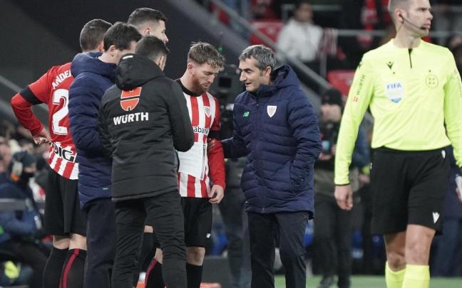 Valverde da instrucciones a sus jugadores antes de introducir un triple cambio.