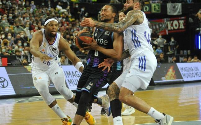 Andrew Goudelock penetra a canasta en el duelo ante el Real Madrid Andrew Goudelock penetra a canasta en el duelo ante el Real Madrid