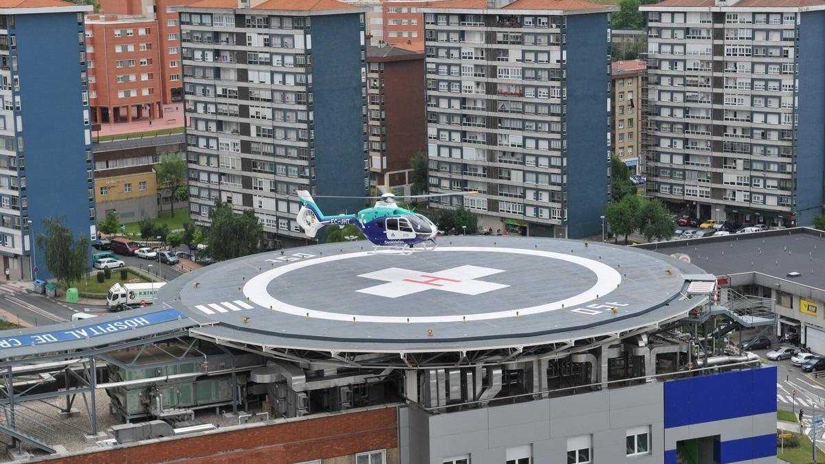 Helicóptero de Osakidetza en el helipuerto del Hospital de Cruces.