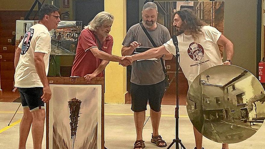 De izquierda a derecha, Bea y Montero se felicitan entre P&eacute;rez y Go&ntilde;i, parte del jurado.