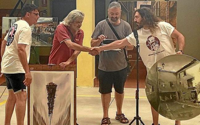 De izquierda a derecha, Bea y Montero se felicitan entre P&eacute;rez y Go&ntilde;i, parte del jurado.