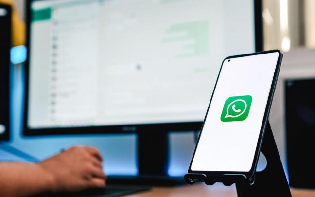 Un usuario del servicio de mensajería vincula los dispositivos a su cuenta. Un usuario del servicio de mensajería vincula los dispositivos a su cuenta.