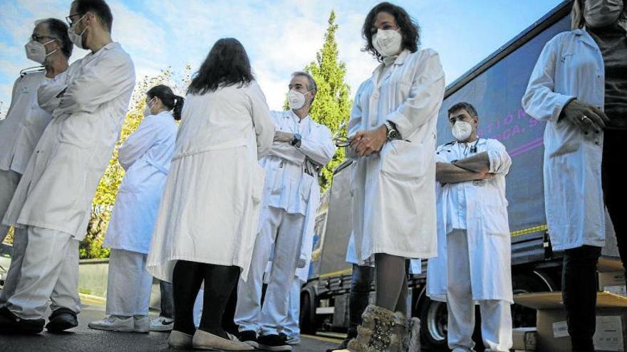 Sanitarios de la OSI Donostialdea se concentraron ayer ante el acceso a Urgencias del Hospital Donostia.