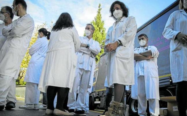 Sanitarios de la OSI Donostialdea se concentraron ayer ante el acceso a Urgencias del Hospital Donostia.
