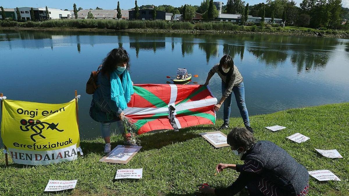 Activistas durante una concentración para denunciar las muertes en el río Bidasoa